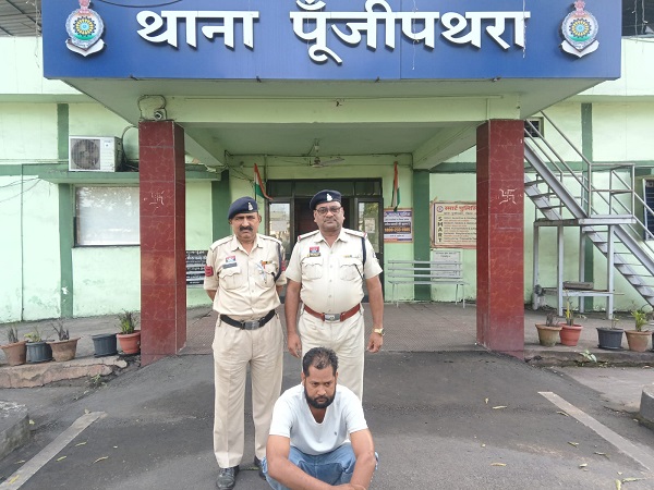  रायगढ़ पुलिस की बड़ी कार्रवाई, 6 माह से फरार झारखंड का पशु तस्करी का आरोपी गुमला से गिरफ्तार