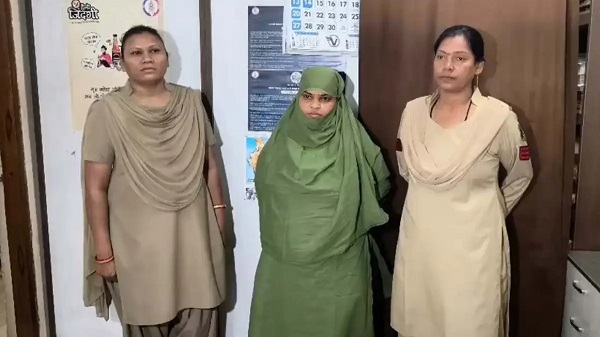 CG News: ज्वेलर्स को लगाया 1.88 करोड़ का चूना,  निगम कर्मी बनकर ले गईं सोने-हीरे के गहने, महिला गिरफ्तार, दूसरी की तलाश जारी 