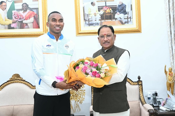 मुख्यमंत्री विष्णु देव साय से एशियन गेम्स के कांस्य पदक विजेता एथलीट अनिमेष कुजूर ने की सौजन्य मुलाकात