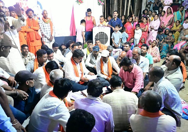 देवी पंडाल बने जनसमस्या निवारण के केंद्र, उप मुख्यमंत्री विजय शर्मा ने मां दुर्गा के चरणों में बैठकर सुनीं ग्रामीणों की समस्याएं