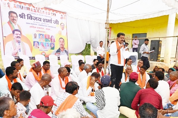उप मुख्यमंत्री विजय शर्मा ने कबीरधाम के वनांचल ग्रामों में लगाई चौपाल, अंधरीकछार, बोरिया और महली में ग्रामीणों की समस्याएं सुनीं और विकास कार्यों की घोषणाएं कीं