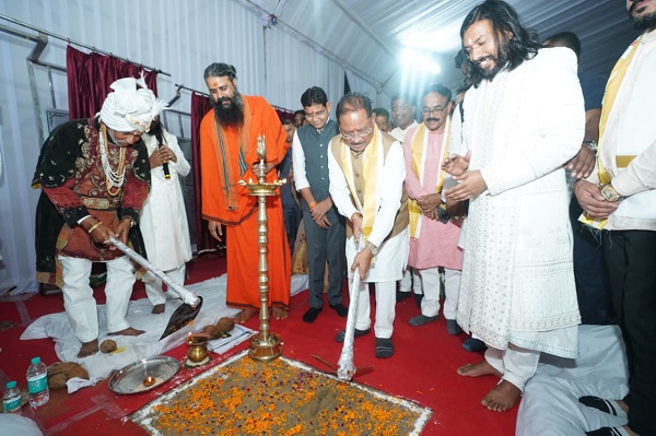 मुख्यमंत्री साय भण्डारपुरी धाम में आयोजित गुरु दर्शन एवं संत समागम मेले में हुए शामिल