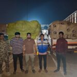 झारखंड से अवैध धान परिवहन करते दो पिकअप जब्त, जिला प्रशासन ने रात में की कार्रवाई, वैध दस्तावेज नहीं मिलने पर वाहनों सहित धान पुलिस को सौंपा