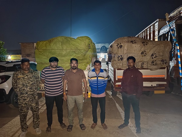 झारखंड से अवैध धान परिवहन करते दो पिकअप जब्त, जिला प्रशासन ने रात में की कार्रवाई, वैध दस्तावेज नहीं मिलने पर वाहनों सहित धान पुलिस को सौंपा