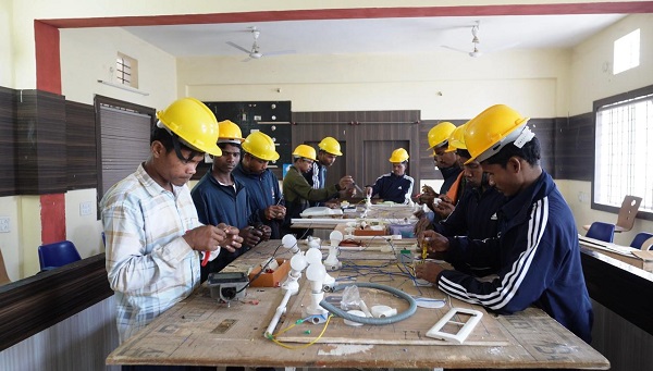 बस्तर के युवाओं को कौशल प्रशिक्षण से मिल रही आत्मनिर्भरता की नई राह, नक्सल प्रभावित क्षेत्रों के 2,323 पुनर्वासितों को दिया गया कौशल प्रशिक्षण