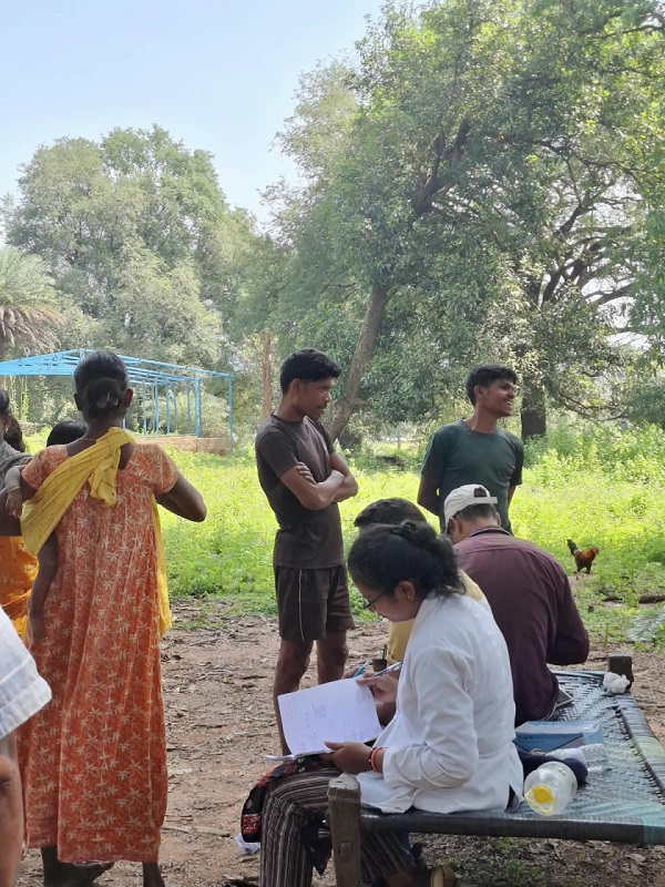 CG: 8 किमी की दुर्गम राह, फिर बेंगपाल में स्वास्थ्य शिविर; 106 ग्रामीणों की हुई जांच