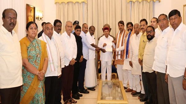 कर्नाटक में SIR को लेकर सियासी घमासान, BJP-JDS ने राज्यपाल से की कांग्रेस सरकार की शिकायत, सौंपा ज्ञापन