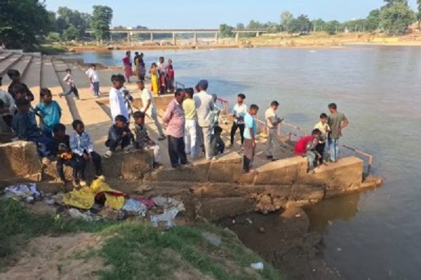 CG News:  छठ घाट पर नहाते समय गहरे पानी में समाया किशोर, मेले में गुब्बारे बेचने आया था परिवार