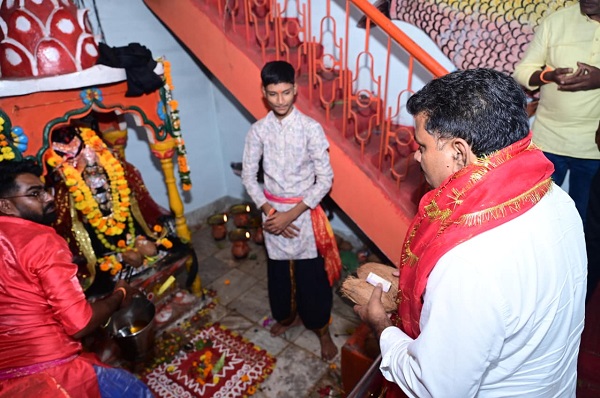महाअष्टमी पर डिप्टी सीएम विजय शर्मा ने किए मां दंतेश्वरी, मां परमेश्वरी और मां चंडी के दर्शन, कवर्धा की ऐतिहासिक खप्पर यात्रा में माता काली के दर्शन कर लिया आशीर्वाद, श्रद्धालुओं के साथ गाए जसगीत