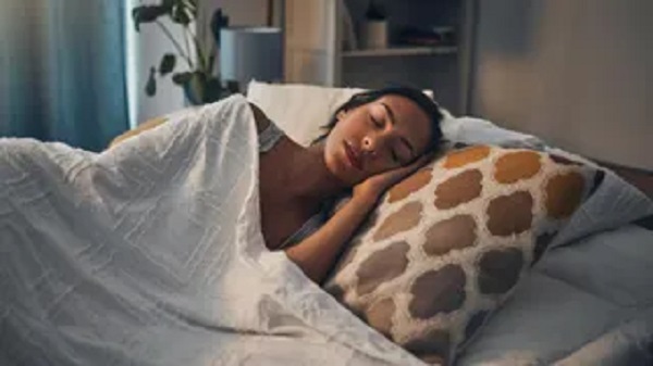 Sleep Tips: क्या रातभर करवटें बदलते रहते हैं? डॉक्टर से जानें गहरी नींद का राज 