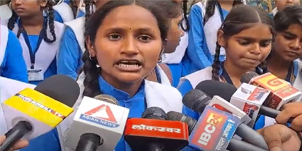 CG: शिक्षकों पर गंभीर आरोप लगा फिर कलेक्ट्रेट पहुंचीं छात्राएं, कार्रवाई की मांग
