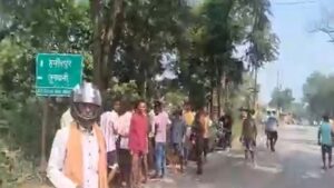 Raigarh News: सड़क किनारे बोर्ड पर लटका मिला युवक का शव, रायगढ़ में मची सनसनी, हत्या की आशंका पर जांच में जुटी पुलिस