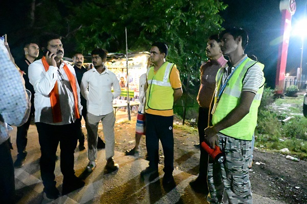 कवर्धा-बेमेतरा मार्ग पर पशुओं को देख उप मुख्यमंत्री विजय शर्मा ने अधिकारियों को लगाई फटकार, सड़क पर गौवंश की सुरक्षा और दुर्घटनाओं की रोकथाम के लिए नियमित पेट्रोलिंग के सख्त निर्देश