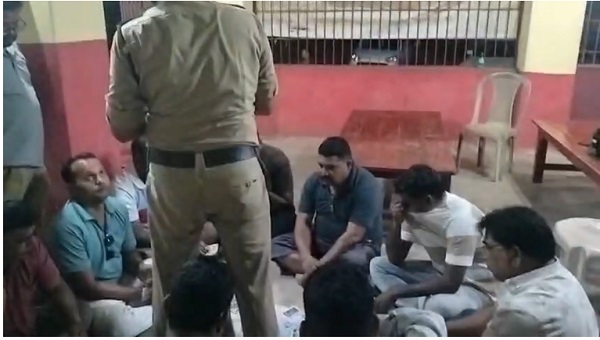 Jashpur News: ढाबे के पीछे चल रहा था जुए का फड़, जशपुर में जुआ खेलते 9 आरोपी गिरफ्तार, 63 हजार रुपये नकद और ताश की गड्डी जब्त