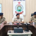 रायगढ़ SSP शशि मोहन सिंह ने पुलिस नियंत्रण कक्ष में राजपत्रित अधिकारियों एवं थाना-चौकी प्रभारियों की ली अपराध समीक्षा बैठक