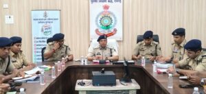 रायगढ़ SSP शशि मोहन सिंह ने पुलिस नियंत्रण कक्ष में राजपत्रित अधिकारियों एवं थाना-चौकी प्रभारियों की ली अपराध समीक्षा बैठक