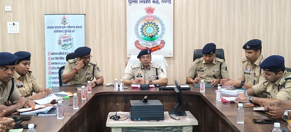 रायगढ़ SSP शशि मोहन सिंह ने पुलिस नियंत्रण कक्ष में राजपत्रित अधिकारियों एवं थाना-चौकी प्रभारियों की ली अपराध समीक्षा बैठक