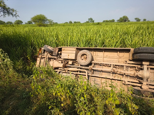 CG News: बच्चों से भरी स्कूल बस पलटी, स्टेयरिंग जाम होने से हुआ हादसा, बच्चों को आई मामूली चोटें , डायल 112 की मदद से अस्पताल पहुंचाए गए बच्चे