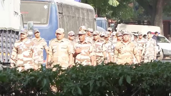 दिल्ली में प्रदर्शन से पहले हाई अलर्ट, बॉर्डर पर BSF तैनात, रात 9 बजे सील हो सकती हैं सीमाएं 
