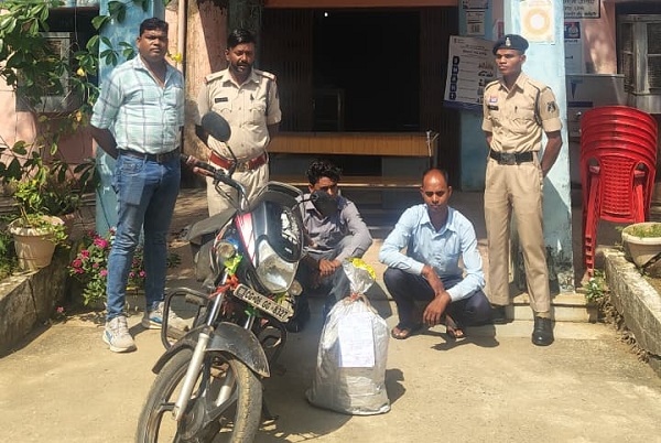 Sarangarh News: गांजा तस्करी करते दो आरोपी गिरफ्तार, बाइक समेत 3 लाख रुपये की संपत्ति जब्त