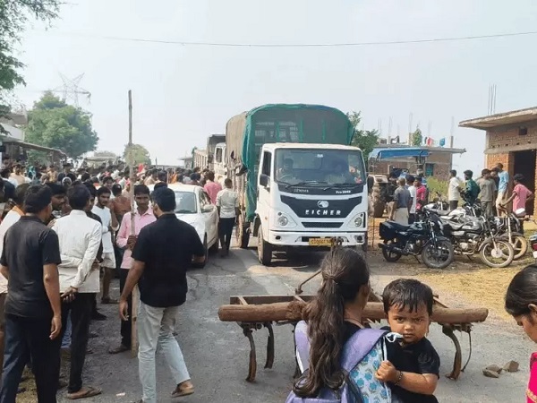 सूरजपुर में तेज रफ्तार ट्रैक्टर ने महिला को कुचला, मौके पर मौत के बाद ग्रामीणों ने MP-CG रोड जाम किया, अवैध क्रेशर हटाने की मांग