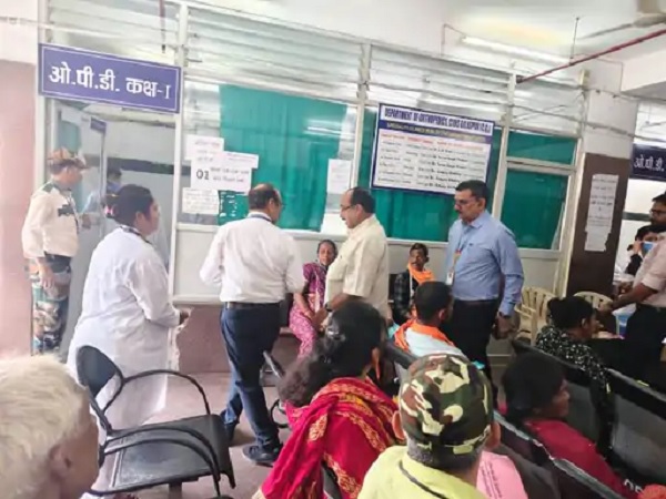 चोटिल हुए डिप्टी CM अरुण साव, सिम्स में इलाज के बाद पैर में बांधा गया कच्चा प्लास्टर