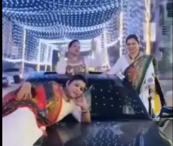 कोरबा में चलती कार पर युवतियों का खतरनाक स्टंट, बोनट और दरवाजों पर लटककर किया डांस, पुलिस ने दर्ज किया केस