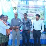 एनटीपीसी लारा ने किसानों को बांटे फलदार पौधे, पोषण वाटिका से बढ़ेगी ग्रामीणों की आत्मनिर्भरता